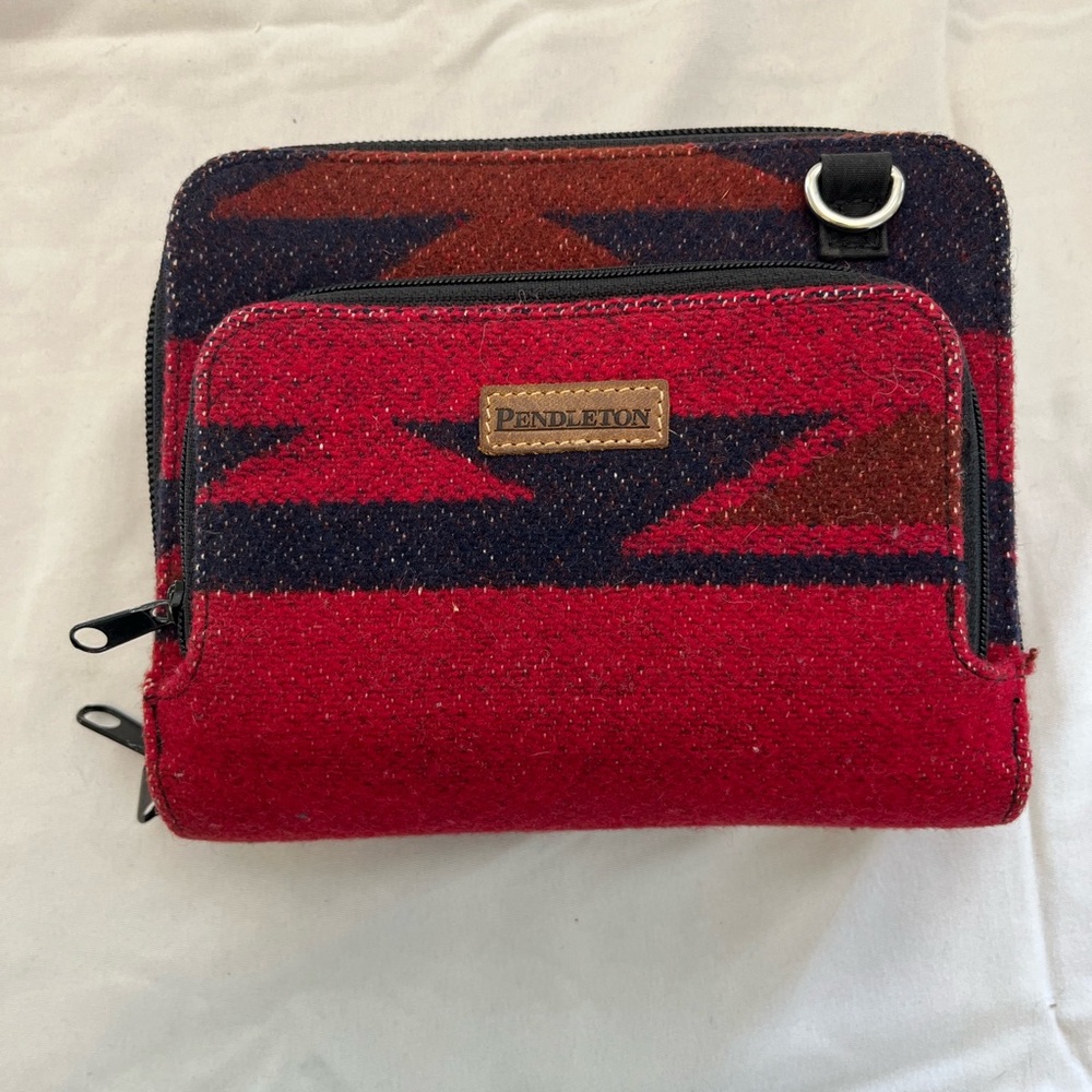 Pendleton Red /Black Geometric Pattern Wool Zipper Wallet Multi-Compartments